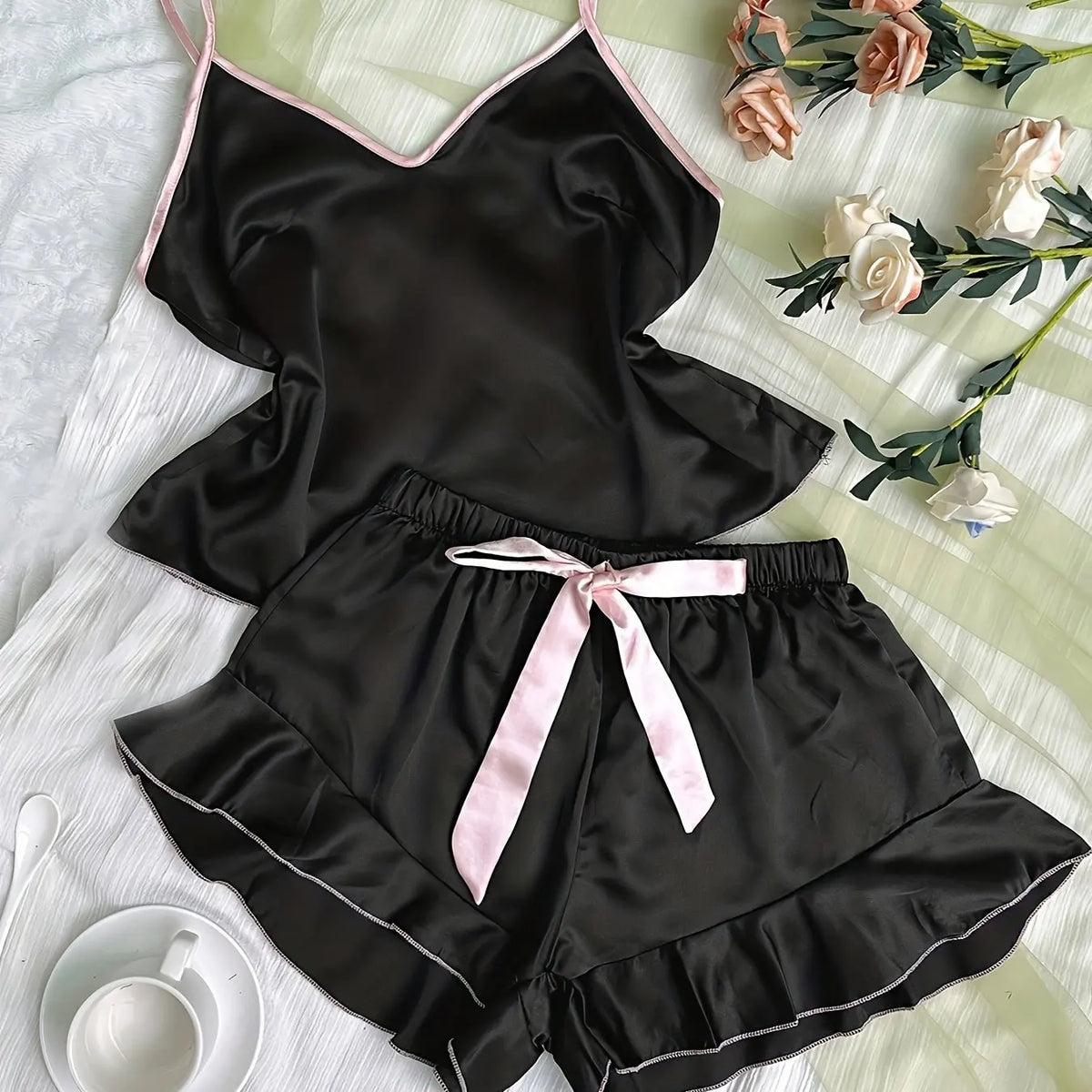 Pyjama femme en satin lisse – Haut col V à volants et short à nœud – Ensemble 2 pièces