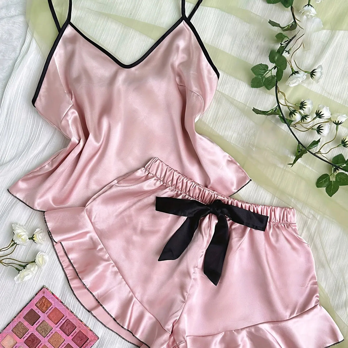 Pyjama femme en satin lisse – Haut col V à volants et short à nœud – Ensemble 2 pièces
